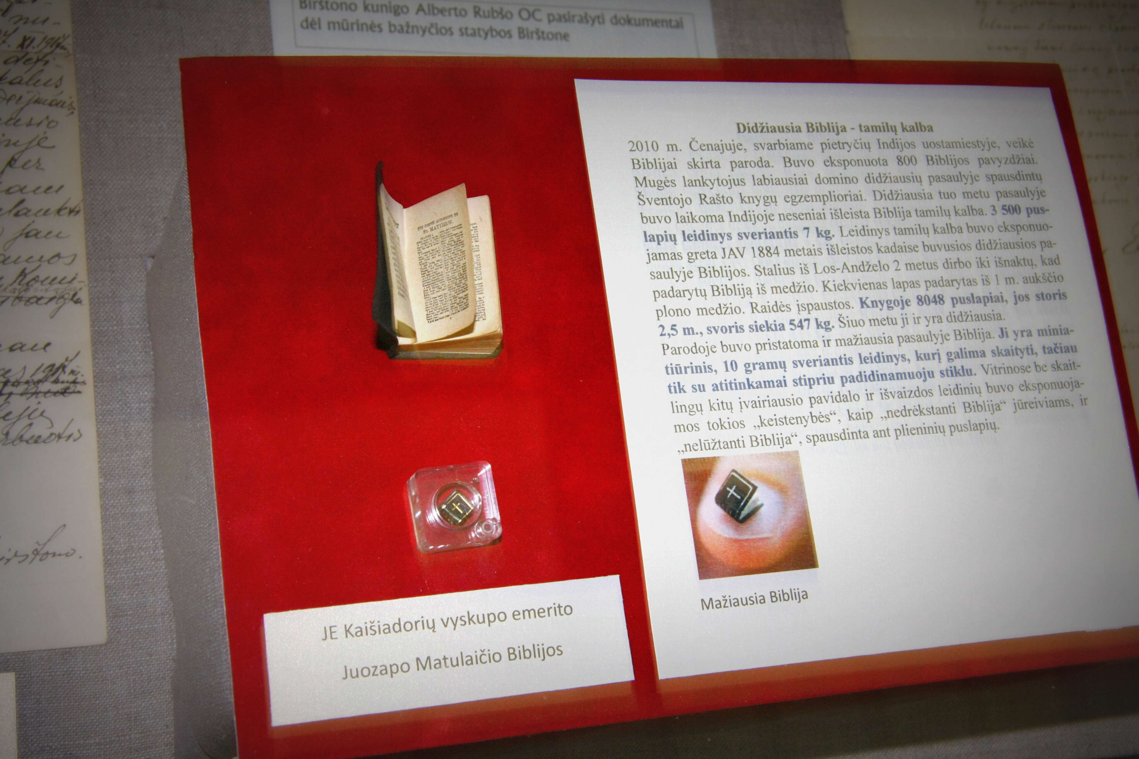 Mažiausia pasaulyje Biblija eksponuojama Birštono sakraliniame muziejuje
