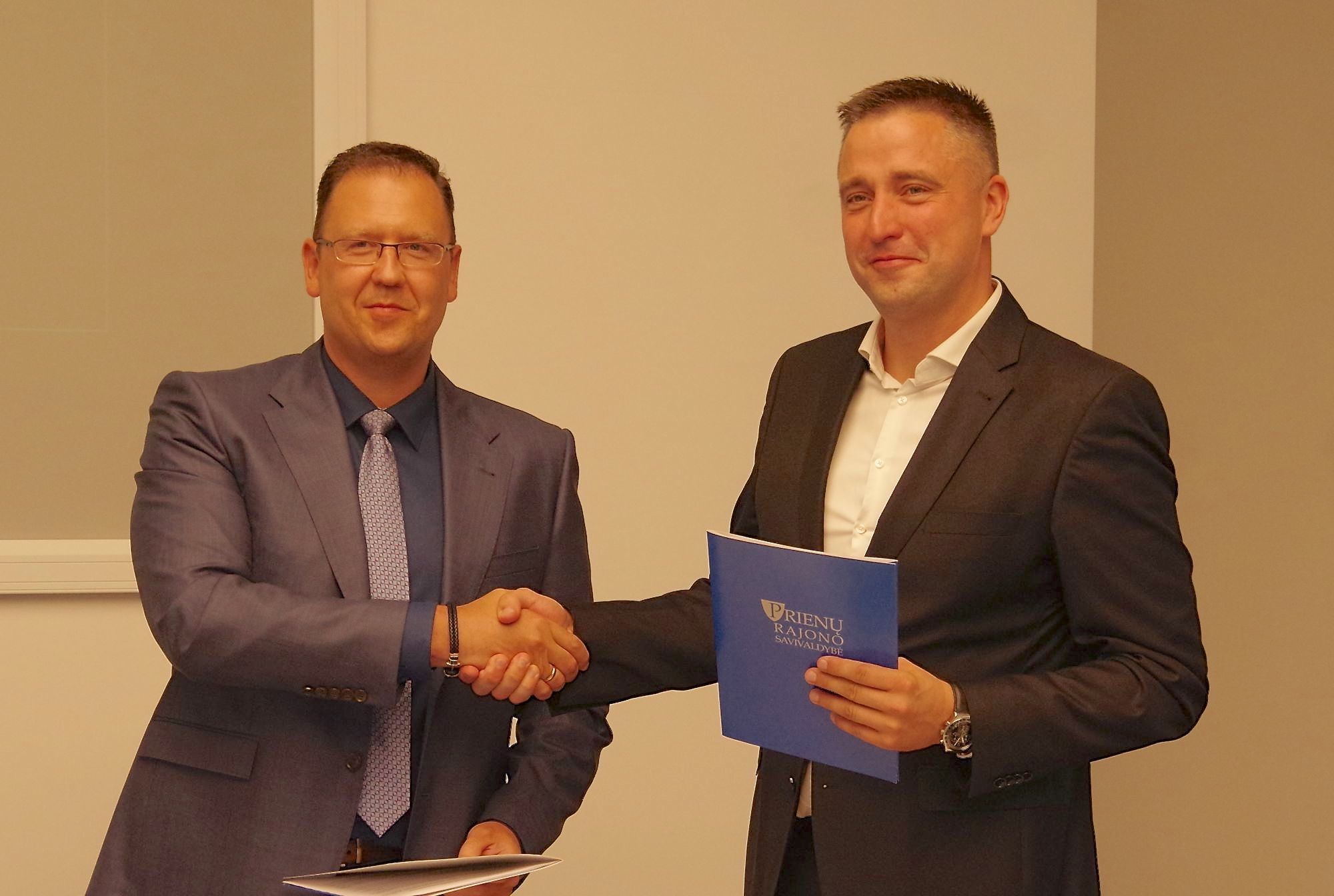 Bendrovės „Tete-a-Tete“ kazino generalinis direktorius Olegas Smirnovas ir KK „Prienai“ direktorius Adomas Kubilius