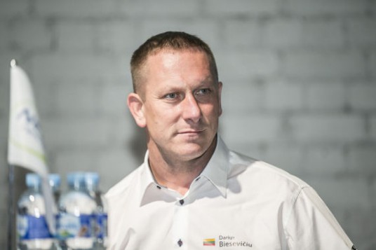 dakaro-maratonui-sukurto-sportinio-automobilio-ir-juo-lenktyniausiancios-komandos-pristatymas-5614d13b3483f