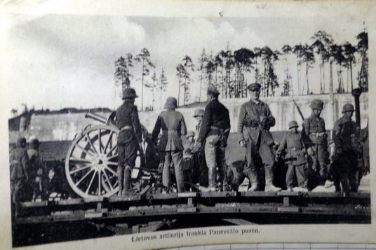 Letuvos artileristai traukia  link Panevėžio