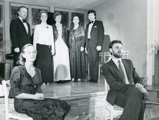 B. Sodaitytė koncerto metu Kauno menininkų namuose. Stovi antra iš dešinės.