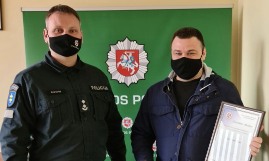 Prienų rajono policijos komisariato viršininkas A. Rupeikis Arnui Vaitkevičiui įteikė Alytaus apskrities vyriausiojo policijos komisariato viršininko padėką ir simbolinę dovaną.