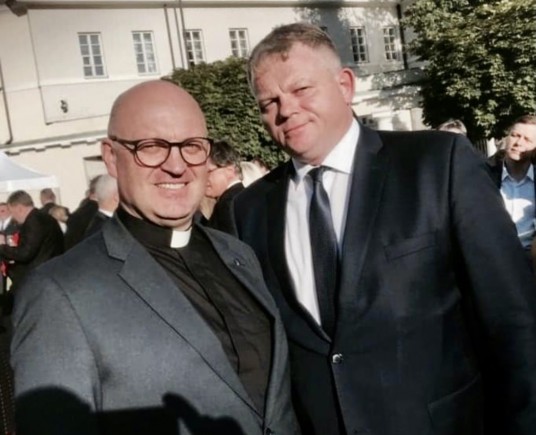 Seimo narys Andrius Palionis su Jiezno parapijos klebonu Rolandu Bičkausku. Vilnius, S. Daukanto aikštė