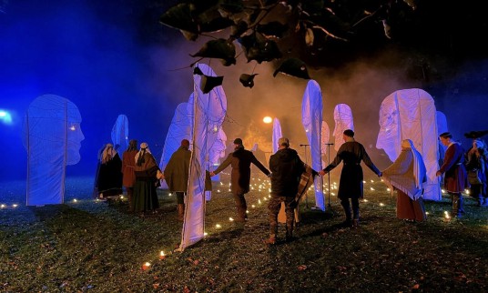 Nuotraukoje – šviesos ir muzikos reginio „Protėvių audos“, kurį išvysime šįvakar Bernardinų sode Vilniuje, fragmentas. Nuotrauka iš FB paskyros „Trys keturiose“.