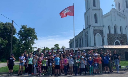 visi stovyklos dalyviai per atidaryma