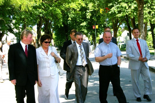 Birštonas. Vizito metu su tuometinės Vyriausybės vadovu G.Kirkilu, savivaldybės mere N.Dirginčiene ir Birštono parapijos klebonu J.Dalinevičiumi.