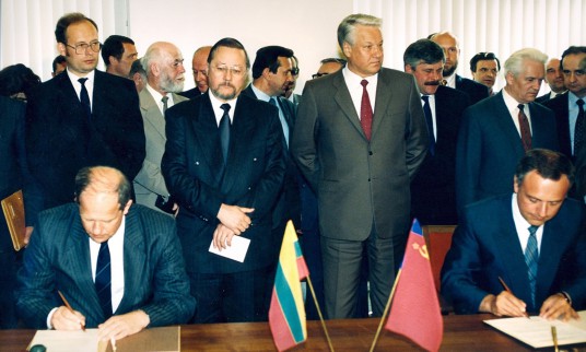 Lietuvos UR ministras A. Saudargas ir RF UR ministras A. Kozyrevas pasirašo Protokolą. Maskva, 1991-07-29 d. (autorius nežinomas)