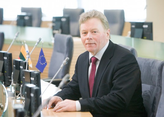 Vilnius. LR Seimas. Darbo vietoje.