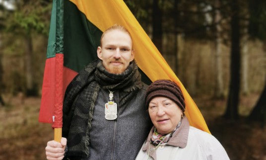 Patriotizmo pamokos glūdi šeimos šaknyse. Su močiute – Elena Lik – ilgamete Birštono mokyklos mokytoja.Birštono bendruomene.