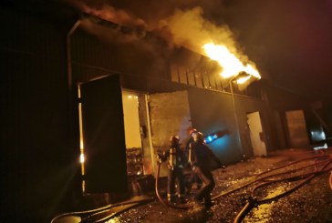 Gaisras bendrovėje „Veiverių majonezas“: degantis aliejus ir dešimtys ugniagesių automobilių, kovojančių su ugnimi