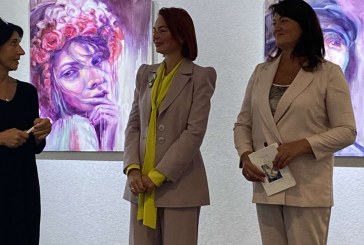 Kiekvienas žmogus turi savo spalvas Raimondos Tamo parodoje „Moters istorija“