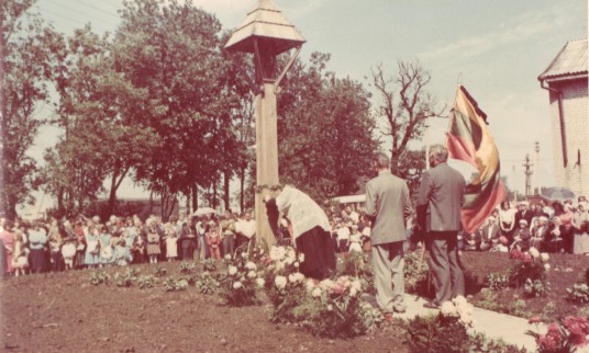 Koplytstulpio šventinimas prie Mauručių geležinkelio stoties, 1989 m. Nuotr. iš asmeninio B. Jonelienės archyvo.