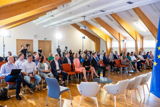 SviesiauTamsiau_AM0728_023_FULL