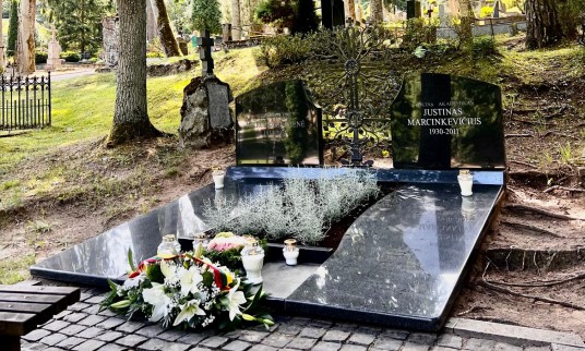 Paminklas Justinui Marcinkevičiui Antakalnio kapinėse, Vilnius
